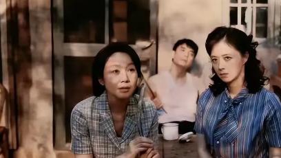 回看《小巷人家》：为何鹏飞有钱了，还在黄玲家住