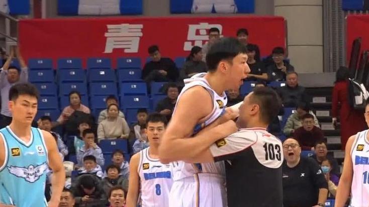 黑哨争议引爆CBA，宏远王者归来，球迷怒吼：裁判长点心！