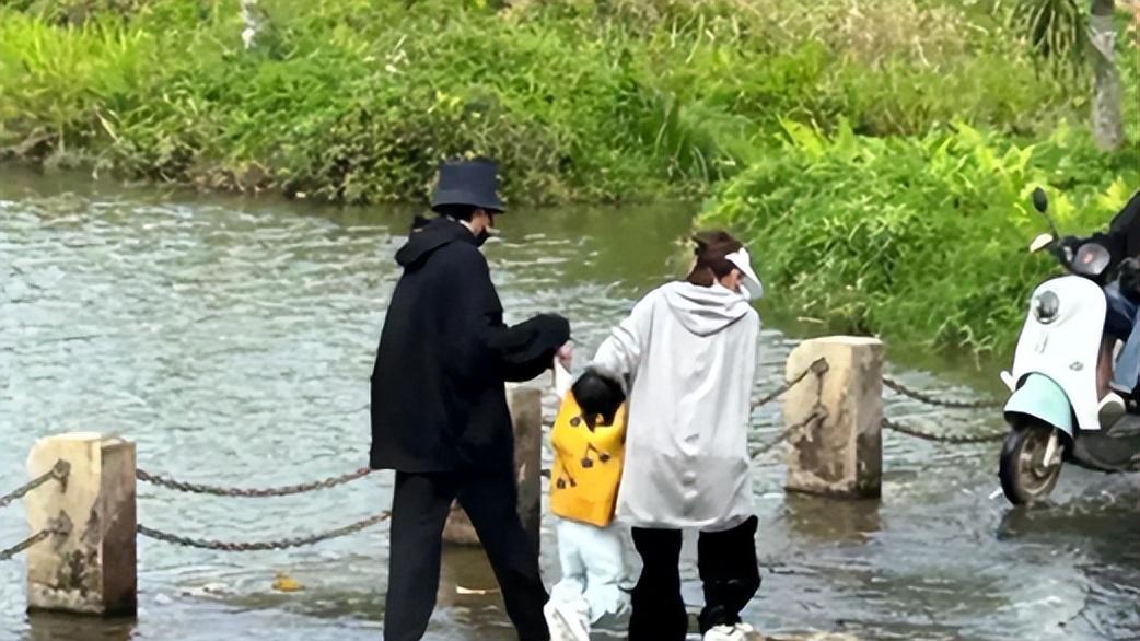 张若昀陪女儿路边玩墩子！夫妻俩度假带她踩水，4岁小樱桃超幸福！