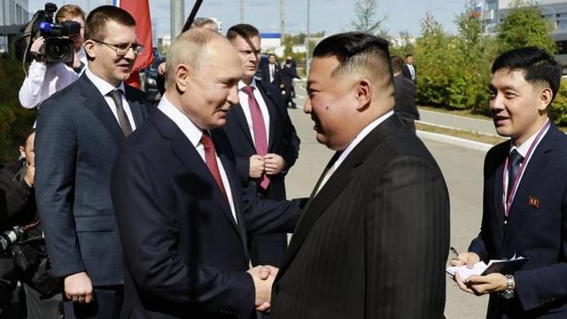将军双手扶棺流泪，3万朝兵增援莫斯科，乌克兰：金正恩全力以赴