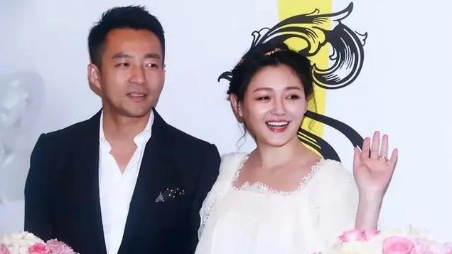 难怪被拿捏！汪小菲低声下气求给大s买墓，大s遗愿信任的是汪小菲