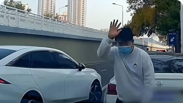 医院门口人肉占位帮车主加塞赚车主钱，被后车碰了还能讹一千