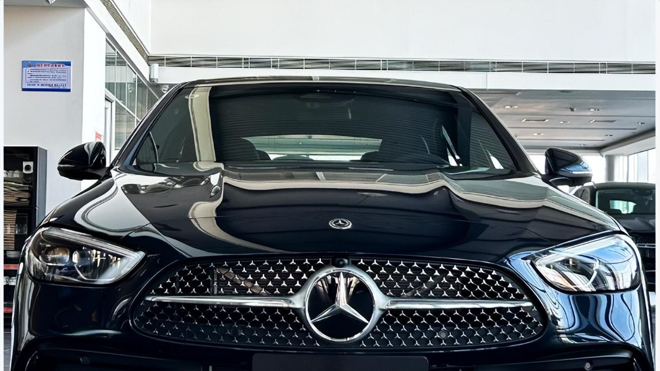 车长4882mm，奔驰豪车23.3万开卖，买奥迪A4L不如买它