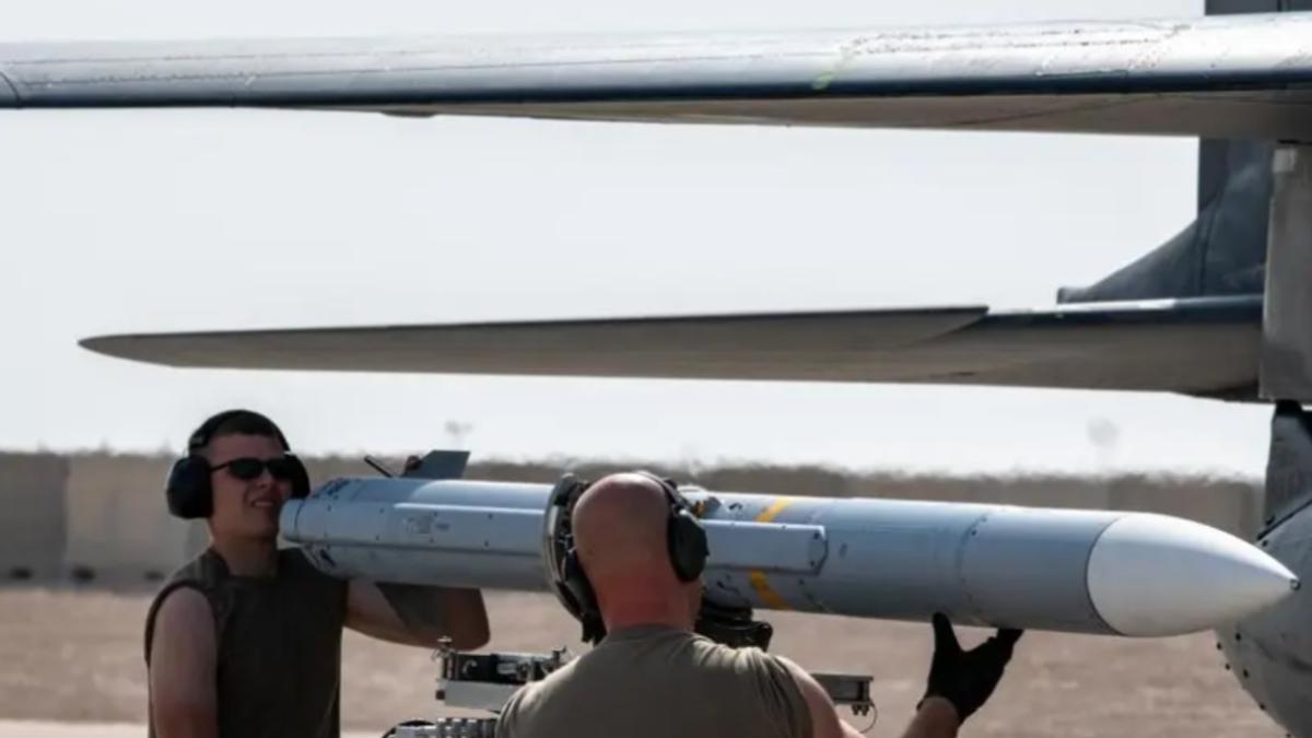 巴铁倒向美国？AIM-120D导弹背后，藏着中国最不愿看到的真相
