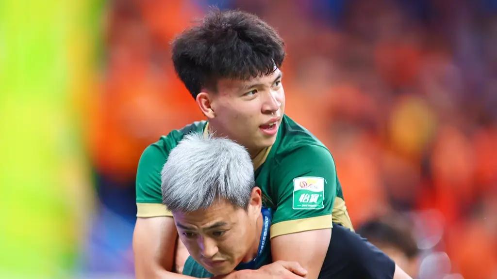 米特里策首秀 2 射 1 传王钰栋破门伤退 浙江 3-0 完胜海牛！