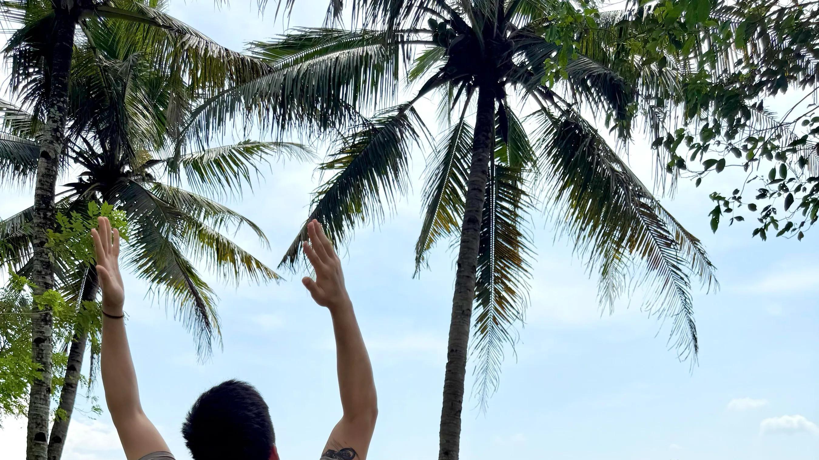 杨采钰33岁生日，富三代老公晒合影为其庆生，发文表白老婆好甜蜜