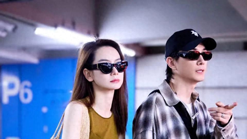 41岁戚薇和家人去日本度假，打扮贵气，穿一身名牌，偶像包袱好重