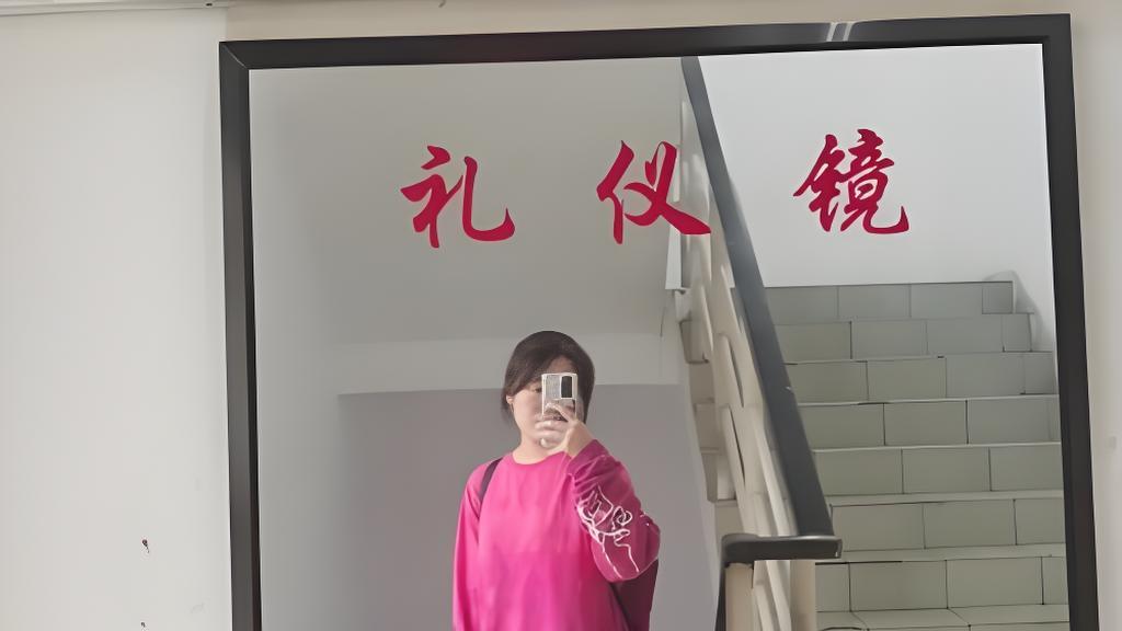 为啥学校楼梯里要装镜子呀？