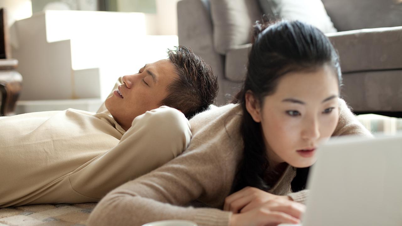 老公失业在家当“煮夫”，我和娃偷准备礼物给他打气，他红了眼眶