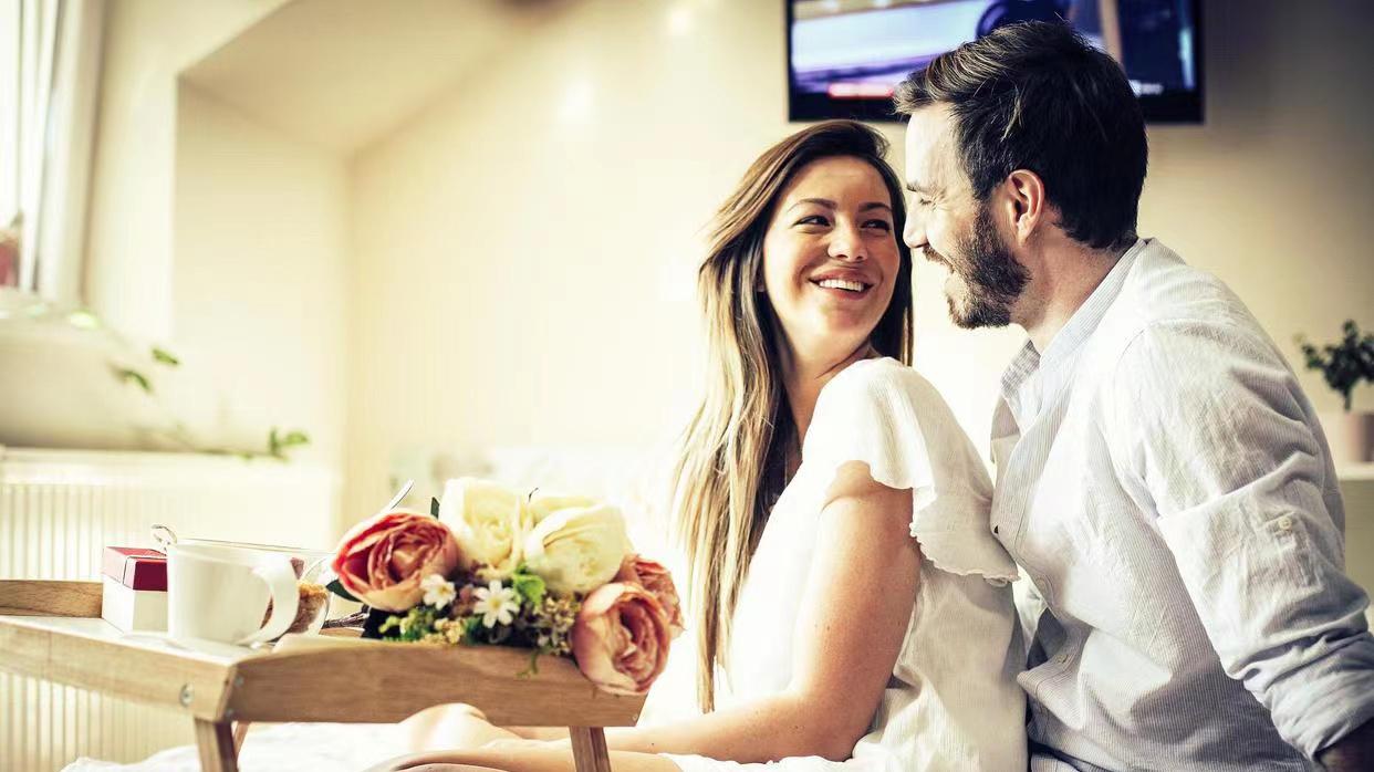 老婆平日里对我呼来喝去，我生病时，她对我照顾有加