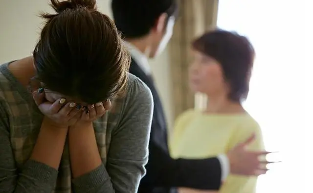 我花12800请月嫂，她每天玩手机给我吃剩菜，辞退她时才知道，她是婆婆花3000请来的远房亲戚