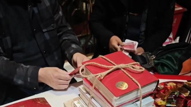 婚礼礼单上的一摞书：一份只有书友懂的祝福