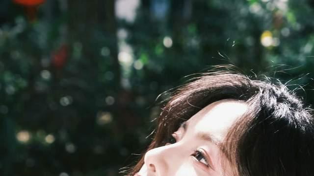 “杨超越锦鲤池之谜：玄学少女的‘好运密码’引热议”