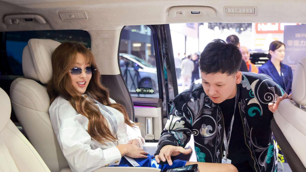 技术赋能用户共创，广州车展江汽集团双混动车型引领产业转型新篇章