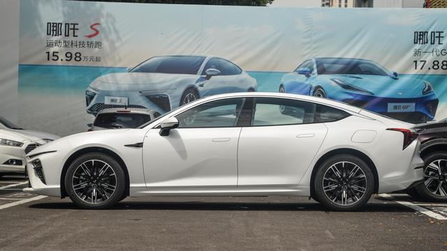 深蓝S07对比哪吒S，实测两款新能源SUV，谁更胜一筹