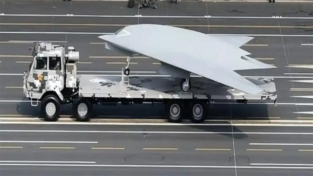 机库一开，解放军新家伙亮相！与歼20一飞冲天，重点是美国没有