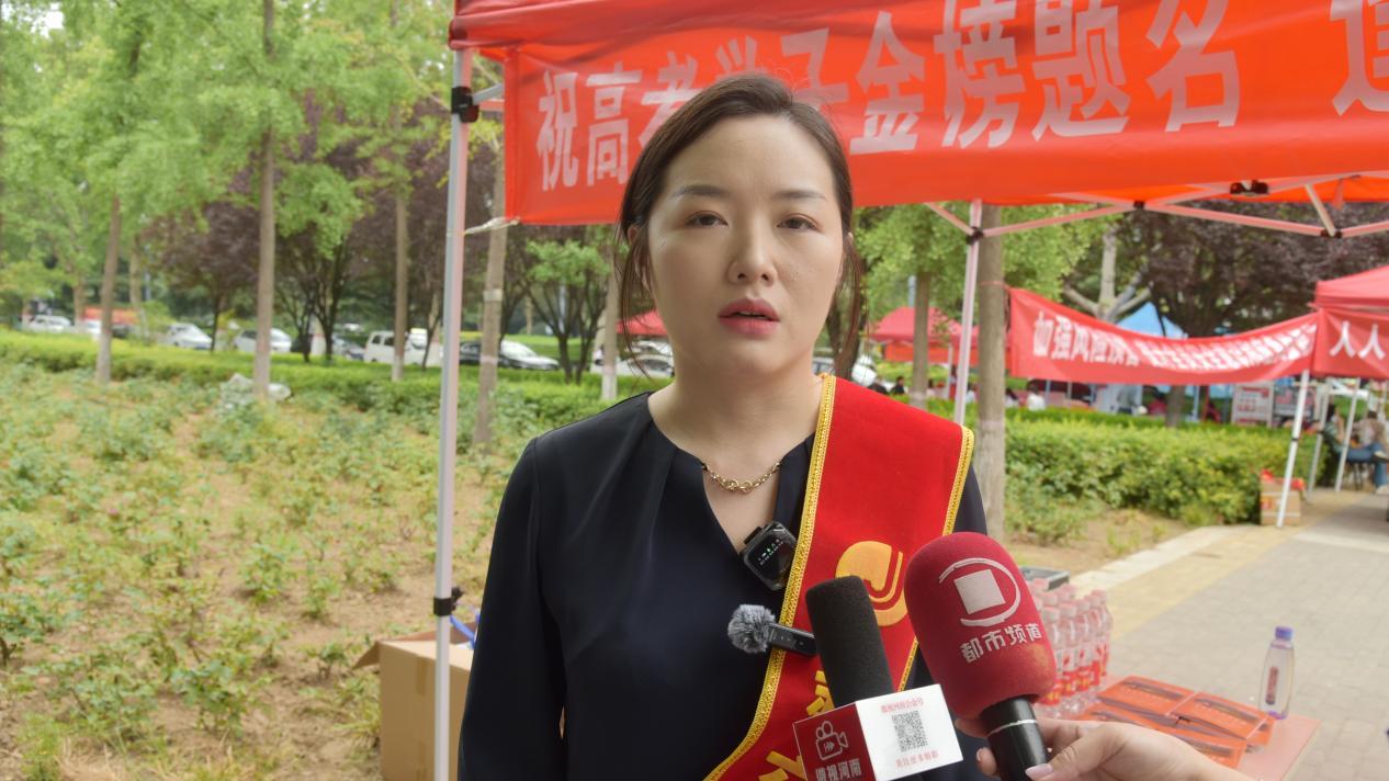 考点送清凉，教练献爱心，新交通驾培坚持爱心助考12年