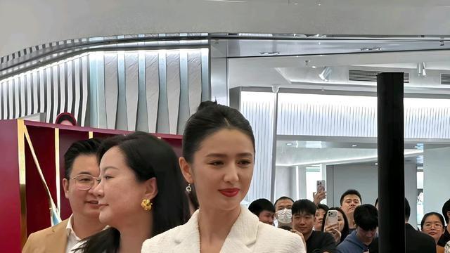 佟丽娅深圳亮相引轰动！丰腴身材惊艳全网，新疆四美风采依旧