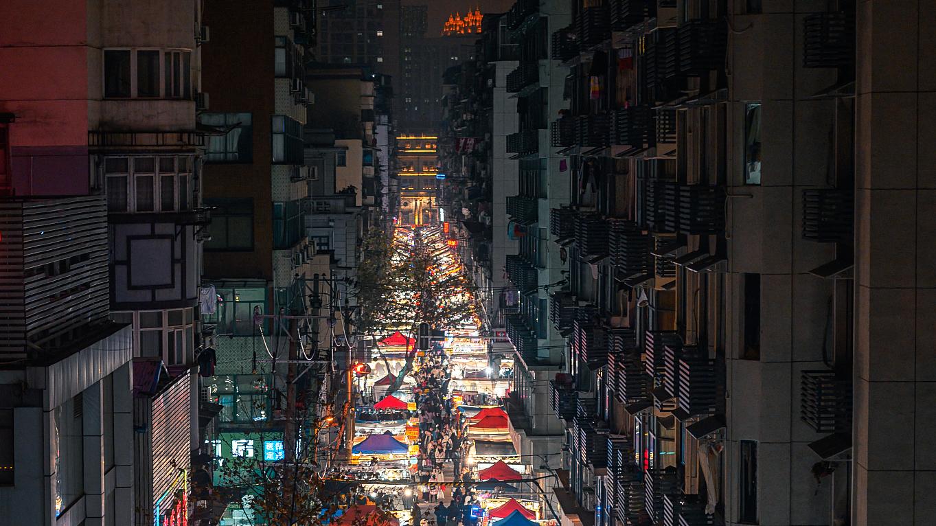 夜幕下的中国：外国留学生为何敢深夜独自逛街？