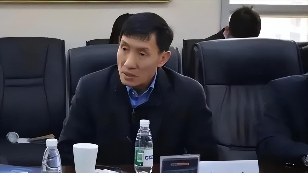 黄亚生说“中国啊，要想搞好经济，有两招，一是远离俄罗斯，二是割让南海点主权。”