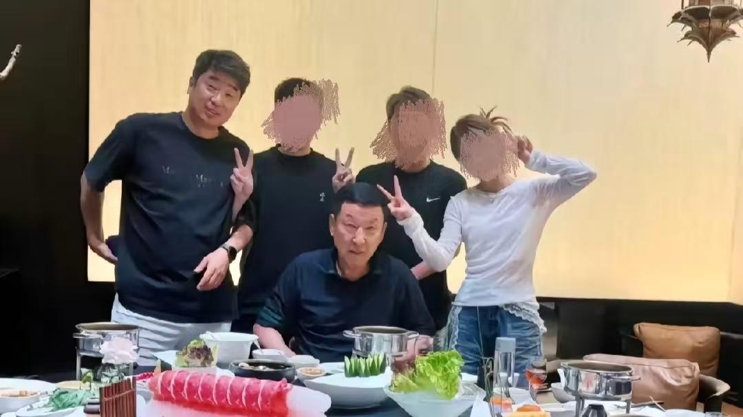 崔康熙晒照：吃火锅，助教都在！鲁媒：为泰山背锅，他走出来了