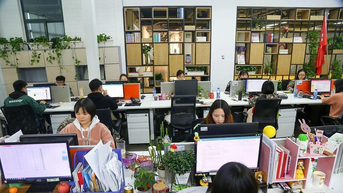 南极鸡汤喂不饱加班胃：新东方的“吐槽自由”碎了