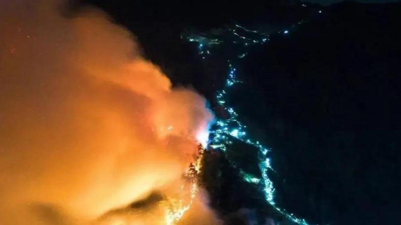 对比重庆山火，美网友直言不可能，民众拿起铁铲，学中国众志成城