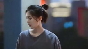 《三十而已》：瓦奴阿图潜水那次，王漫妮帮梁正贤带上氧气面罩