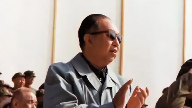 1981年初，华国锋不打算再参加国宴，邓颖超对他说：这是最后一次