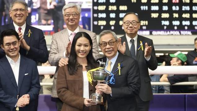 吴婉芳31岁长子看赛马，长发及肩身材高挑，拉头马站边上全场瞩目