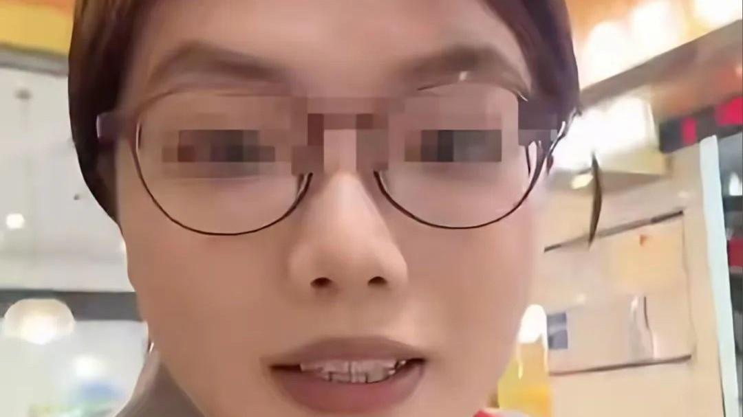 穿工服吃9元面被嘲讽“穷酸”！商家遭1.2万差评围攻，直接关店