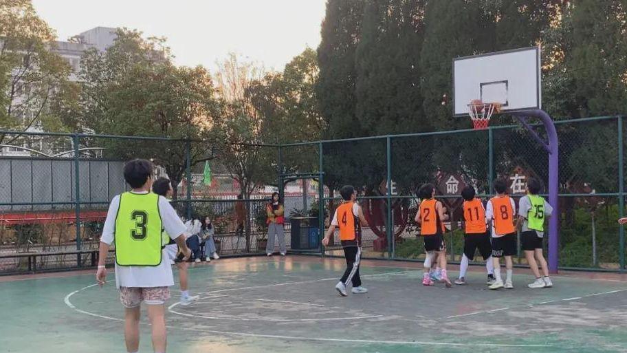 信阳市十高2025年第八届“金秋杯”篮球赛完美落幕！