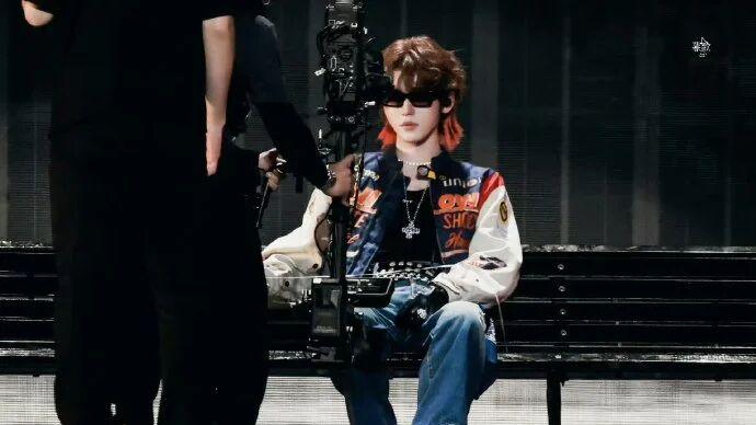 宋亚轩 舞台造型杀！机车夹克藏少年敢，挑染是锋芒的具象化