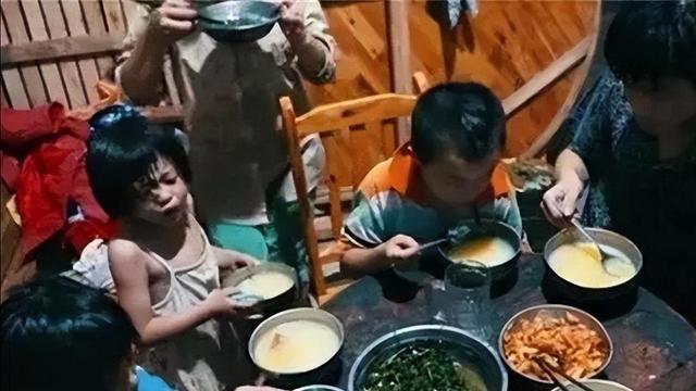 四川夫妇16年生了11个孩子：丈夫坚持“存钱不如存人”