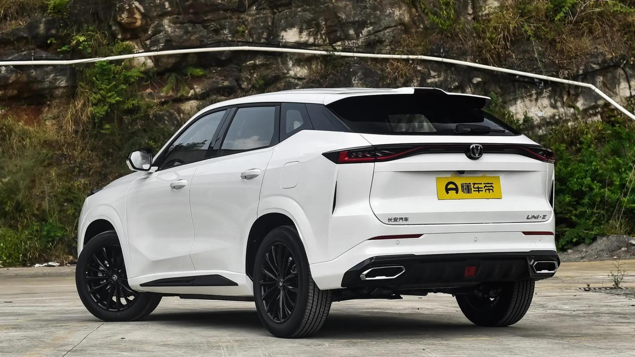 长安UNI-Z PHEV：低配卖11.79万，配1.5L插混，值得购买吗？