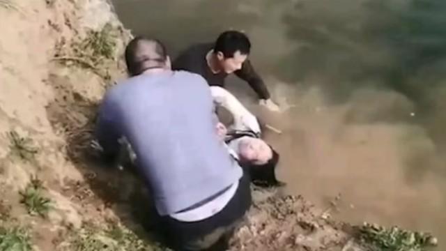 河南小伙跳河救人，体力耗尽留遗言，被救女子坚决不放弃：一起走