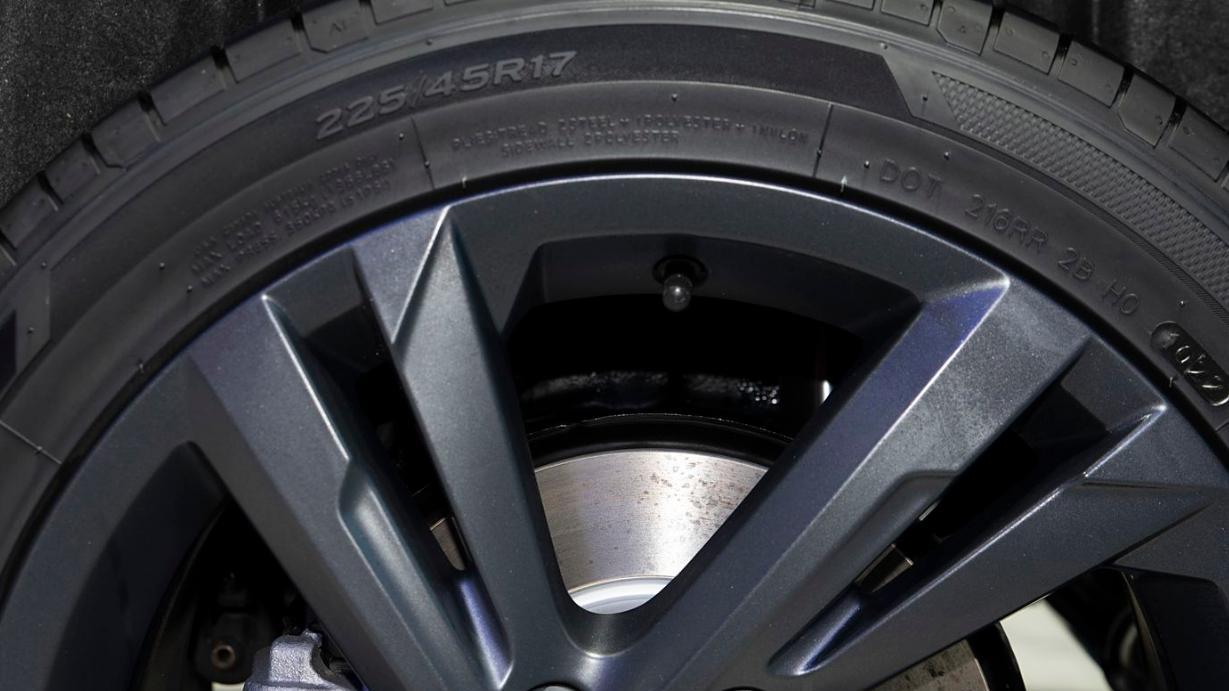 动力性能方面，它搭载了高效节能的涡轮增压发动机