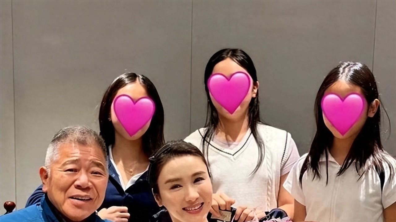 黎姿母亲80岁大寿，老太太仍有一头乌发，祖孙三代同框太幸福了