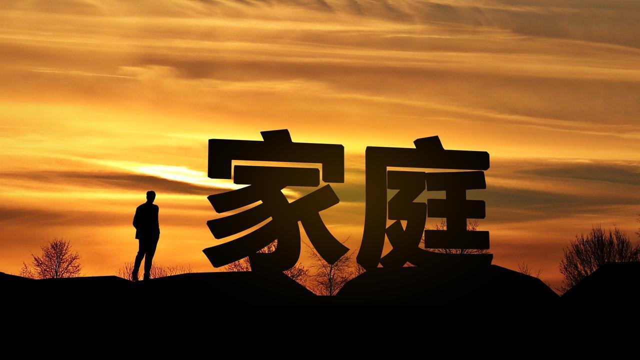 每月给妈3000，离婚后她要我分房给弟弟，我才看清“孝顺”的代价