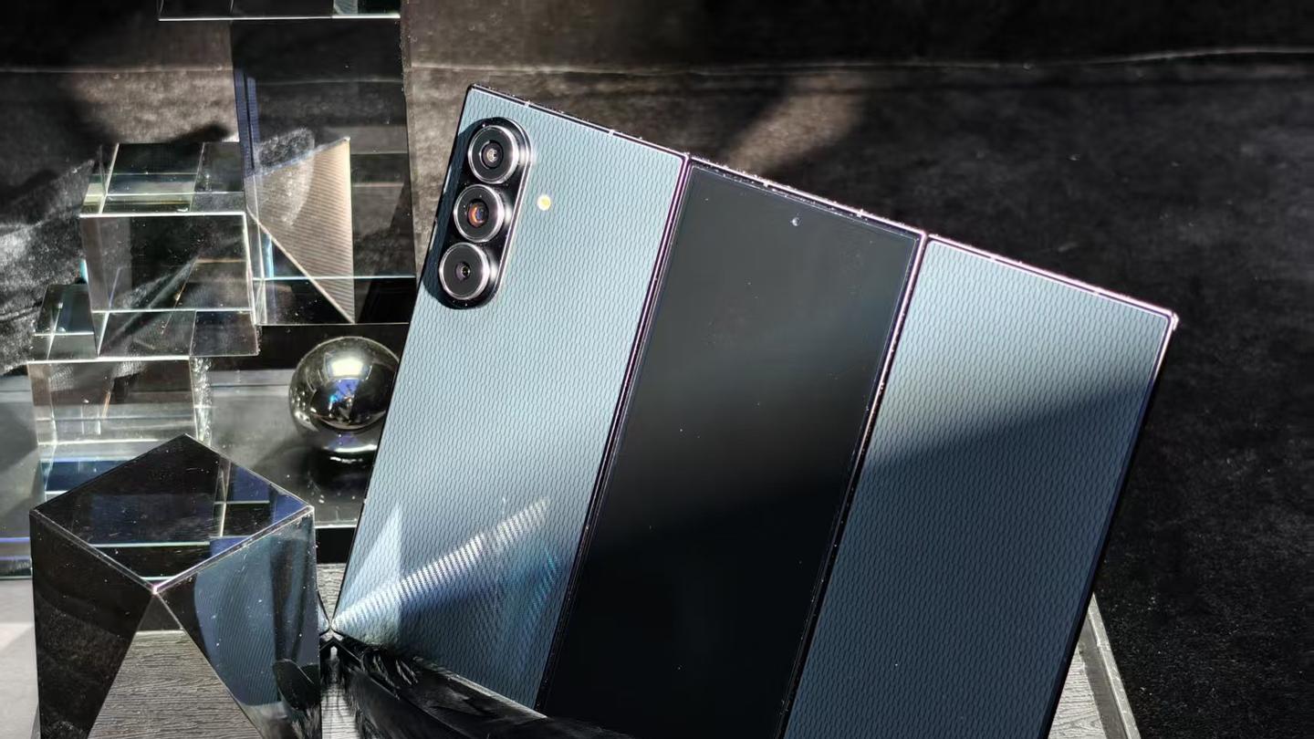 三星“三折叠”手机相比华为，居然会有这么多的“亮点”