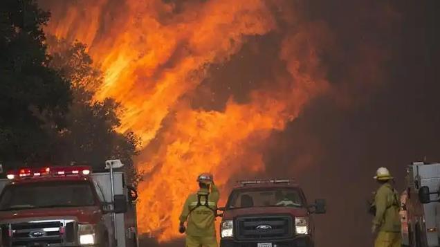 美国火灾全面失守，洛杉矶多地爆发野火，数万人撤离，灾情升级