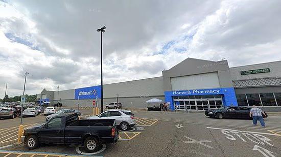 沃尔玛抓捕突发险情：男子当面举枪指警，警方称“扣动扳机未响”