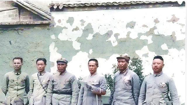 37年，毛主席和国军将领合影，注意右边那位，看着就像“小学生”