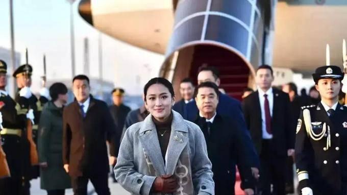 泰国美女总理佩通坦离华前在机场与女保镖依依不舍，严月霞笑了，两人说了啥？