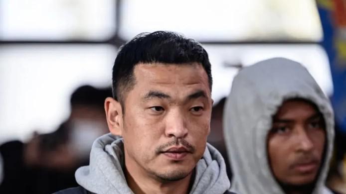 ​青岛西海岸队回来了, 球迷们都高兴坏了, 机场里热闹得像过年似的