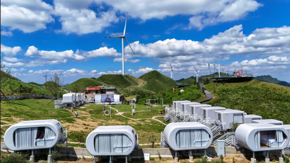 【云端秘境，玉簪花海与太空舱的浪漫邂逅】