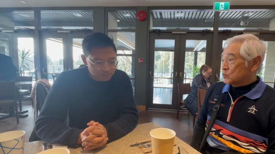 秦沛接女儿回家探亲，温哥华豪宅现身，门面气派配巨型花园泳池