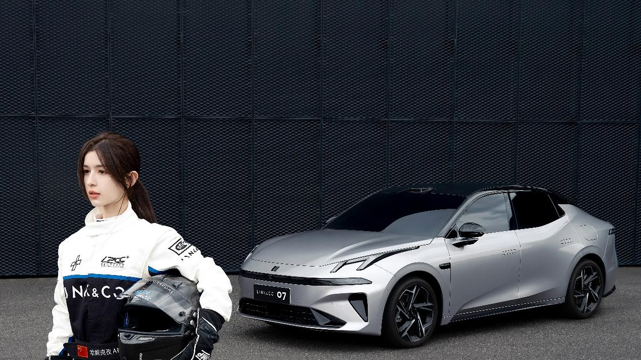 日常精致周末赛道，哈妮克孜携手全新领克07 EM-P展现有为青年多面体