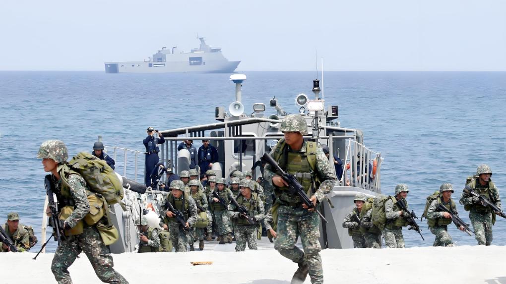 隐身战机东海挑衅，歼-16高速掠顶施压，外军飞行员目视距离感受威慑