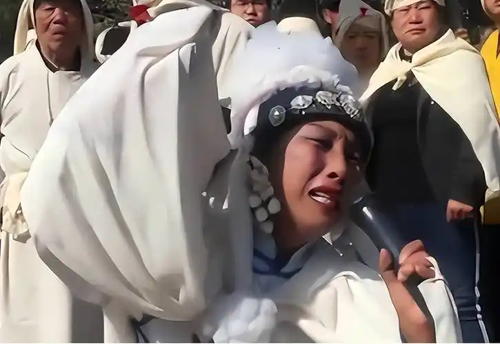 哭灵25年！成全村首富的李美珍，一场3000每天三场，给儿子买房车